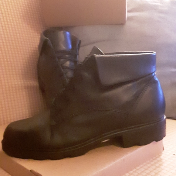 Womans Boots - Picture 7 of 8